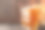 木质背景上的玻璃啤酒。创意照片。图片下载