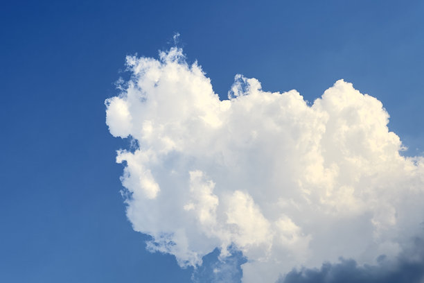 这是一张美丽的日落或日出照片，天空的主要颜色是明亮的橙色、黄色和红色。太阳部分被云层遮挡，使得天空看起来更加明亮和温暖。图片下载