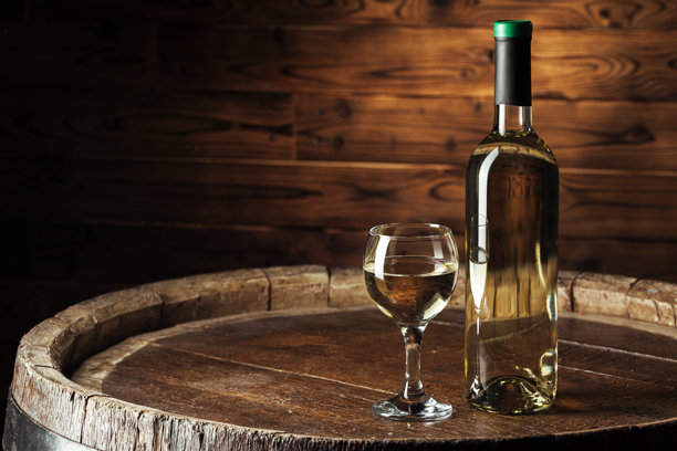 酒瓶与玻璃，木质背景。创意照片。图片下载