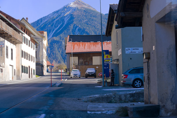 瑞士阿尔瓦纽巴德山村的风景，阳光明媚的秋日，车洗和道路。照片拍摄于2024年11月15日，阿尔瓦纽巴德，瑞士。图片下载