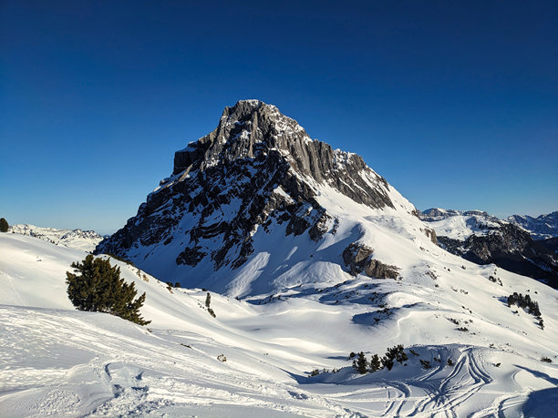 在格拉鲁斯阿尔卑斯山进行滑雪旅行，远眺穆尔岑斯托克山，靠近希尔特。冬季滑雪登山。冬季山地风景。高质量照片。图片下载