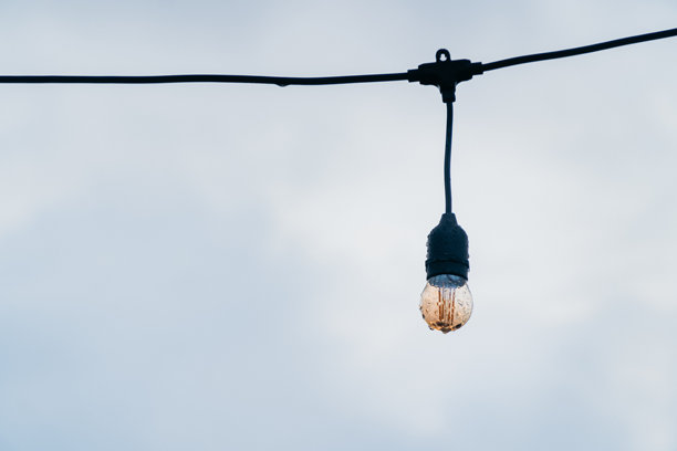 黄色装饰灯泡悬挂在电缆上的留白照片图片下载