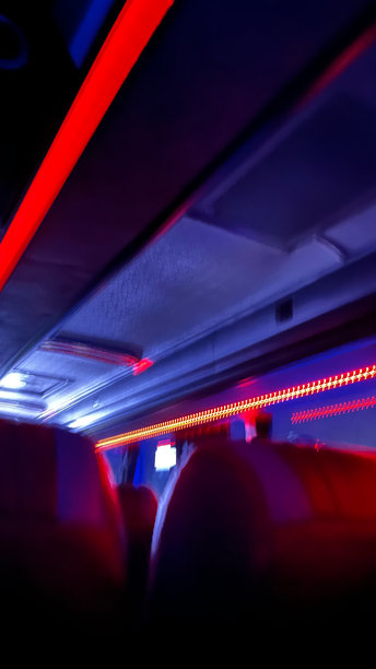 模糊的公交车内部照片图片下载