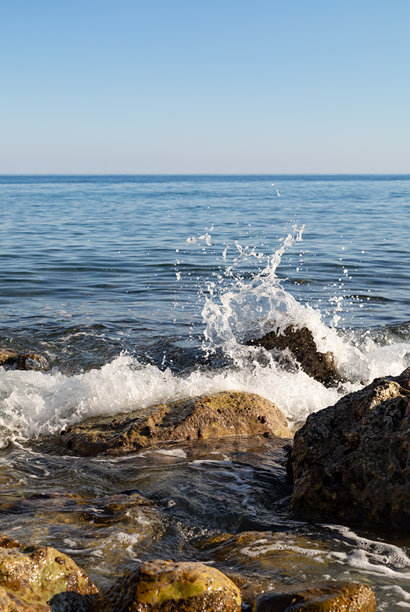 海浪拍打在岩石上的美丽数字照片。地中海，土耳其图片下载
