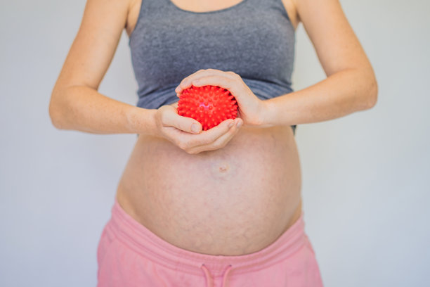 孕妇使用按摩器进行自我按摩图片下载