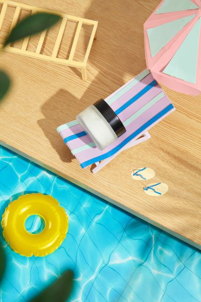 迷你夏季泳池概念，用于护肤产品广告照片图片下载