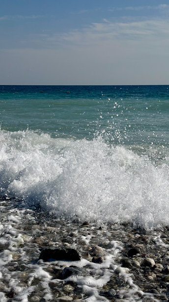 海浪拍打在海面上，作为背景的照片，数字图像。地中海，土耳其图片下载