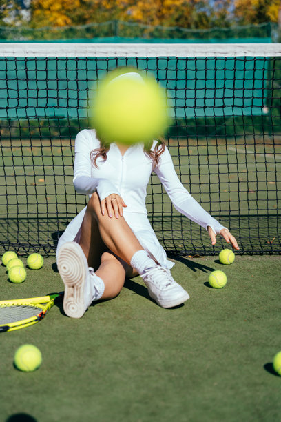 运动型女性网球运动员垂直投掷网球的照片图片下载