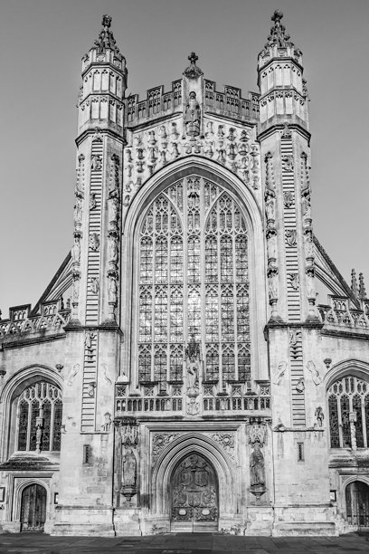 英国萨默塞特的巴斯：巴斯修道院的哥特式外立面，圣彼得和圣保罗修道院教堂的黑白照片图片下载