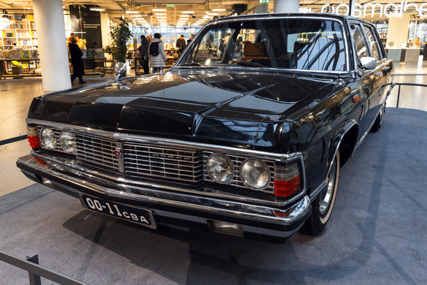 苏联复古汽车GAZ-14 Chaika的特写照片图片下载