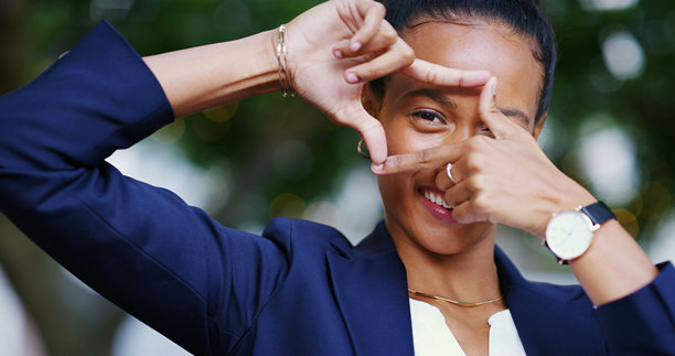 城市中的商业女性肖像，手势框架用于企业摄影、个人资料照片和创意。微笑、手势和视角，适合早晨通勤、职业抱负和律师经验。图片下载