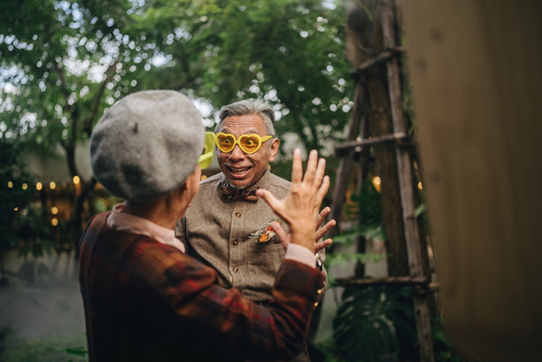 亚洲祖母和祖父在婚礼上享受了照片亭，一起拍了照片。图片下载