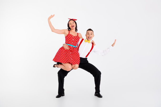 两位优雅年轻人手牵手在白色背景上享受乐趣的全身照片图片下载