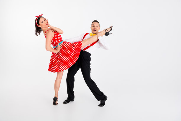 两位舞伴在空旷的白色背景下参加舞蹈比赛的全身照片图片下载