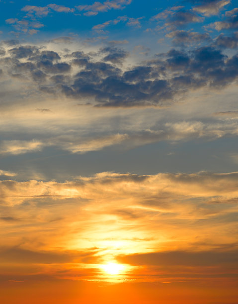 壮丽的日出日落天空背景，柔和的彩色云朵，没有鸟类。竖版照片。图片下载
