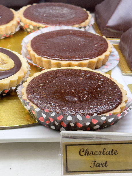 迷你巧克力塔饼的图片，单个塔饼，美味蛋糕，新鲜出炉的糕点，甜点面包店的美食图片下载