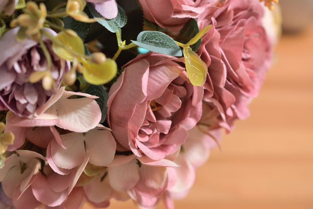 室内拍摄的花卉照片，展示了色彩缤纷的花束摆放在花瓶中。图片下载