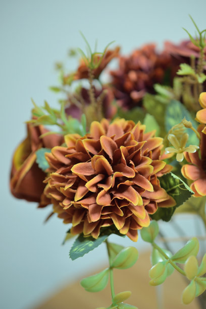 室内拍摄的花卉照片，展示了色彩缤纷的花束摆放在花瓶中。图片下载