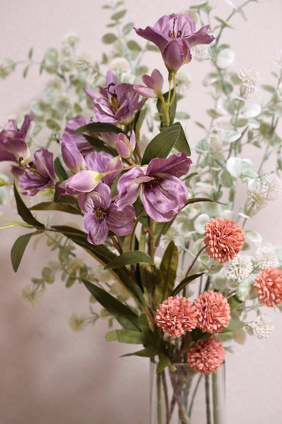 室内拍摄的花卉照片，展示了色彩缤纷的花束摆放在花瓶中。图片下载