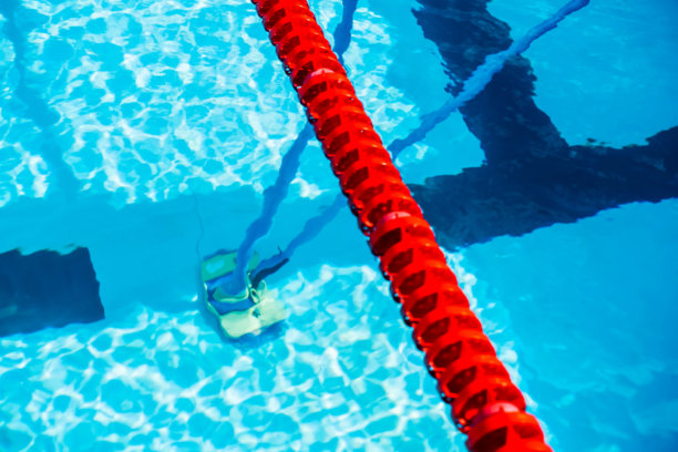 游泳池清洁。高质量照片。图片下载
