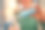特写照片：一位女性手持一杯水和一瓶药物，正在将它们倒入一个玻璃杯中。膳食补充剂，健康护理。图片下载