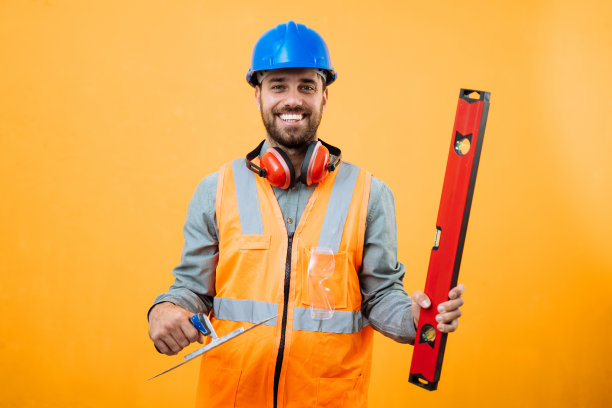 穿着防护服、反光背心和安全帽的建筑工程师的工作室拍摄照片图片下载
