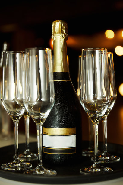婚礼庆祝当天，摆放着香槟酒瓶和香槟杯的照片。图片下载