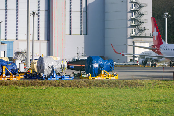 瑞士苏黎世克洛滕机场冬日户外包裹的客机发动机美景。照片拍摄于2025年1月9日，瑞士苏黎世。图片下载