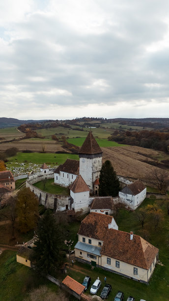 一张令人惊叹的无人机照片，展示了罗马尼亚霍斯曼堡垒教堂的宏伟与历史之美，这座中世纪建筑令人叹为观止。图片下载