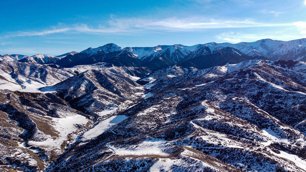 照片展示了阿希布拉克峡谷中雄伟的雪山。图片下载