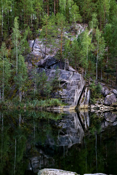 照片展示了一片滑石湖，湖中有岩石和树木。图片下载