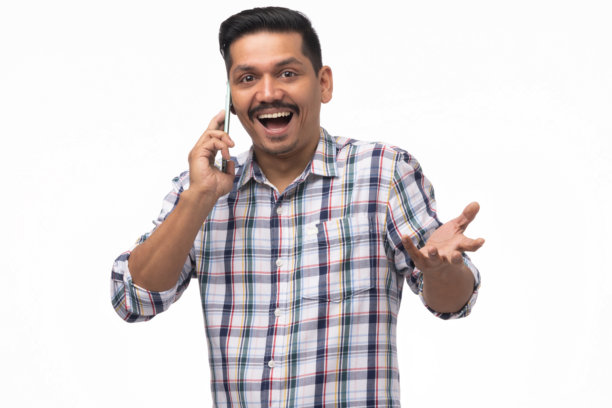 年轻男子在白色背景下打电话的肖像照片图片下载