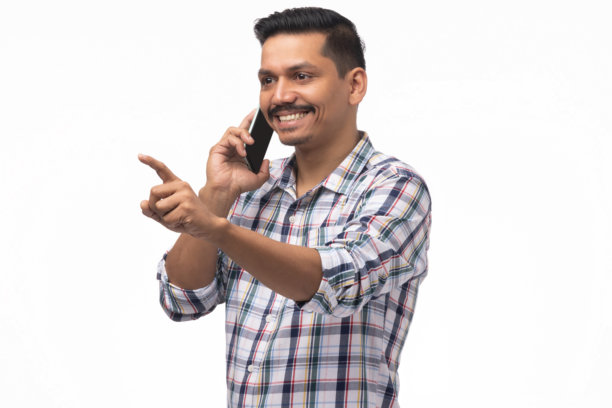 年轻男子在白色背景下打电话的肖像照片图片下载