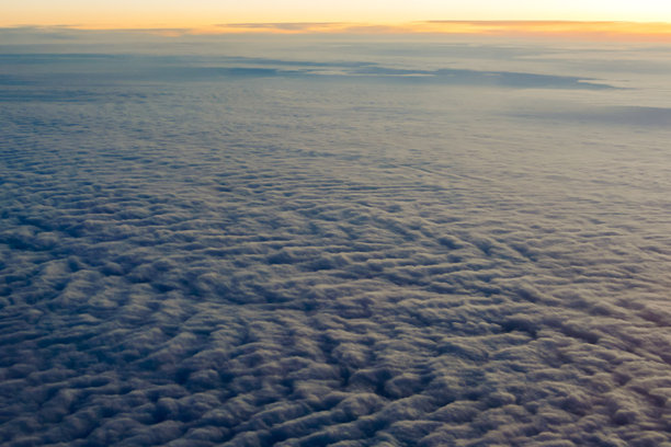 美丽的海云照片，从飞机上俯瞰天空中的云彩图片下载
