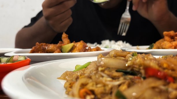 人们在吃饭的照片图片下载