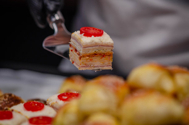 摆放小块三明治蛋糕宴会食品，特写镜头 - 股票照片图片下载