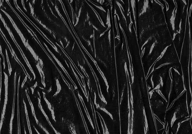 黑色透明塑料薄膜纹理叠加背景。用于海报设计和照片叠加效果的逼真塑料。皱纹纸表面图案，适用于图形设计素材和元素模型。图片下载