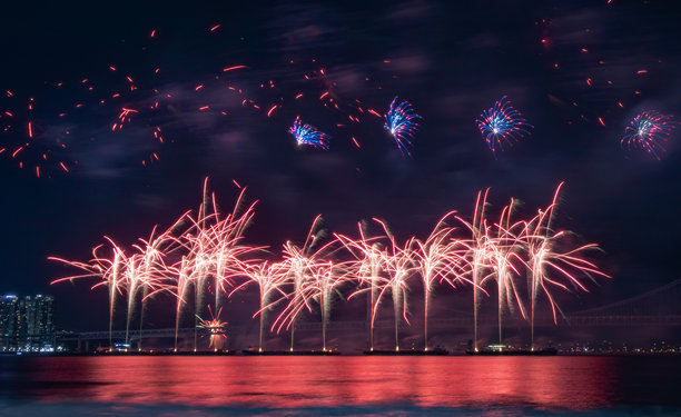夜空中绚丽多彩的烟花。照片拍摄于韩国釜山。图片下载