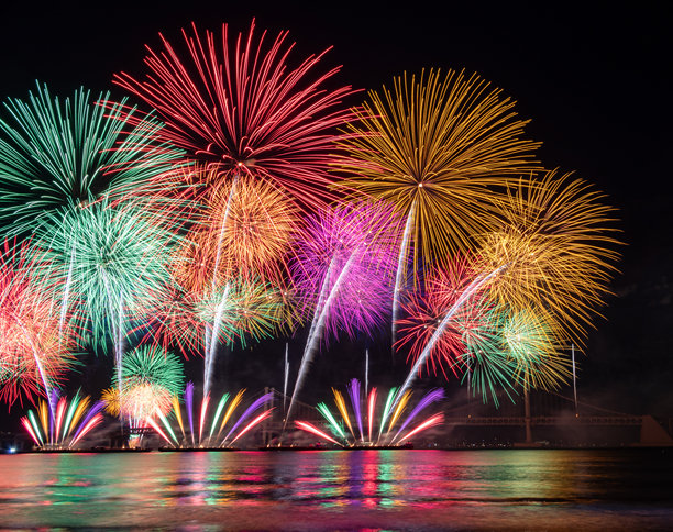 夜空中绚丽多彩的烟花。照片拍摄于韩国釜山。图片下载