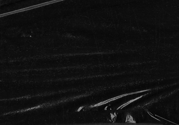 黑色透明塑料薄膜纹理叠加背景。用于海报设计和照片叠加效果的逼真塑料。皱纹纸表面图案，适用于图形设计素材和元素模型。图片下载