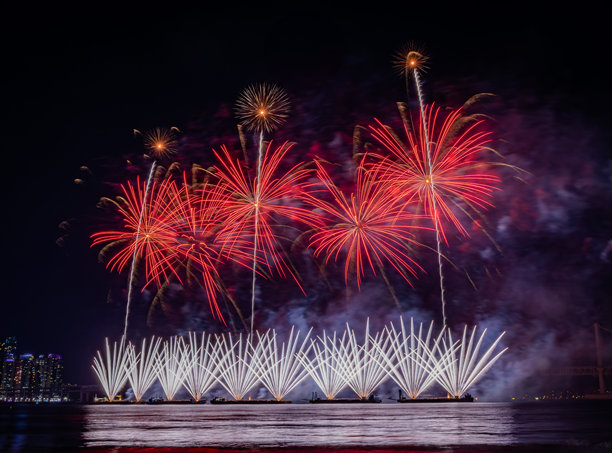 夜空中绚丽多彩的烟花。照片拍摄于韩国釜山。图片下载