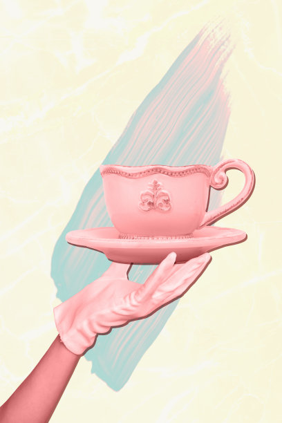 手戴手套的垂直照片拼贴，手握陶瓷杯，饮用热拿铁，咖啡师在烹饪美式咖啡，背景为涂漆色彩。图片下载