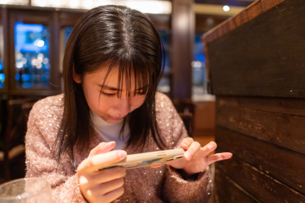 年轻女性在咖啡馆拍摄蛋糕和咖啡的照片图片下载