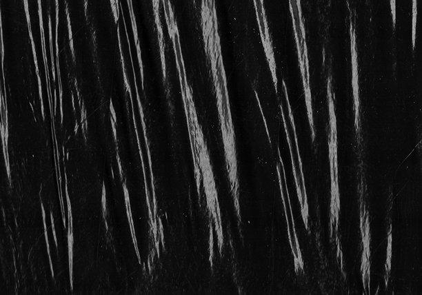 黑色透明塑料薄膜纹理叠加背景。用于海报设计和照片叠加效果的逼真塑料。皱纹纸表面图案，适用于图形设计素材和元素模型。图片下载