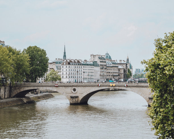 迷人的照片展示了一座横跨巴黎塞纳河的历史桥梁，展现了优雅的建筑和这座城市标志性水道的永恒之美。图片下载