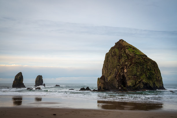 俄勒冈州卡农海滩的干草堆岩石照片图片下载