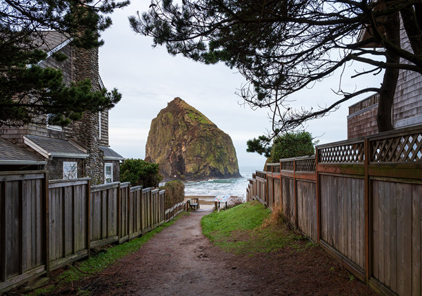 俄勒冈州卡农海滩的干草堆岩石照片图片下载