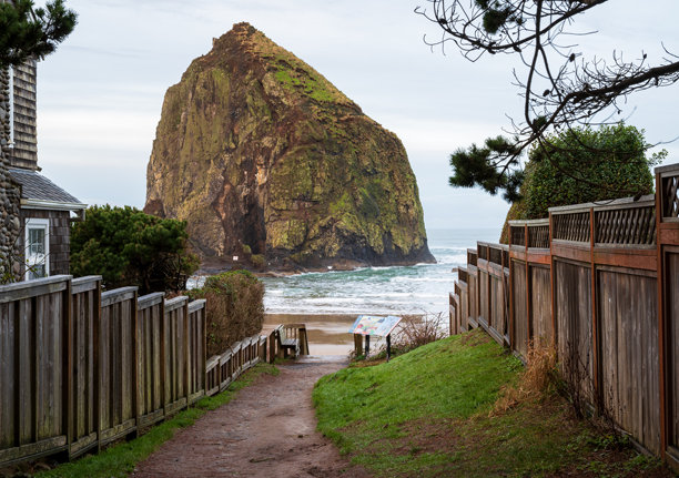 俄勒冈州卡农海滩的干草堆岩石照片图片下载