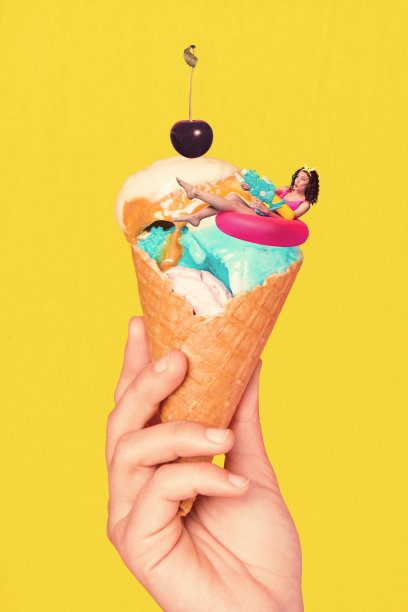 饥饿的食物卡路里美味夏季冰淇淋的复合3D照片拼贴设计趋势草图，年轻女性坐在环形座椅上。图片下载