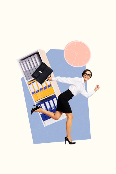 独特的垂直照片拼贴，展示快乐的女商人在办公室书架前，面对发展、时钟、截止日期和限期的压力。图片下载